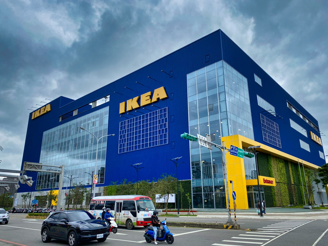 案名：桃園青埔IKEA，使用產品：屋頂外牆彩色鋼板，彩色鋼板的重點在於, 防鏽蝕以及, 鋼板褪色, 鋼板退色, 暨台中IKEA旗艦店後，本司再度配合IKEA展店，於青埔再完成一案，施作位置即是屋頂外牆彩色鋼板，另外彩色鋼板最常遇到的問題就是, 鋼板褪色, 鋼板退色, 以及鏽蝕等問題，屋頂外牆彩色鋼板是一個外觀上看不出差異，但價格上可以有很大差異的產品，材料進場前的相關檢核非常重要7