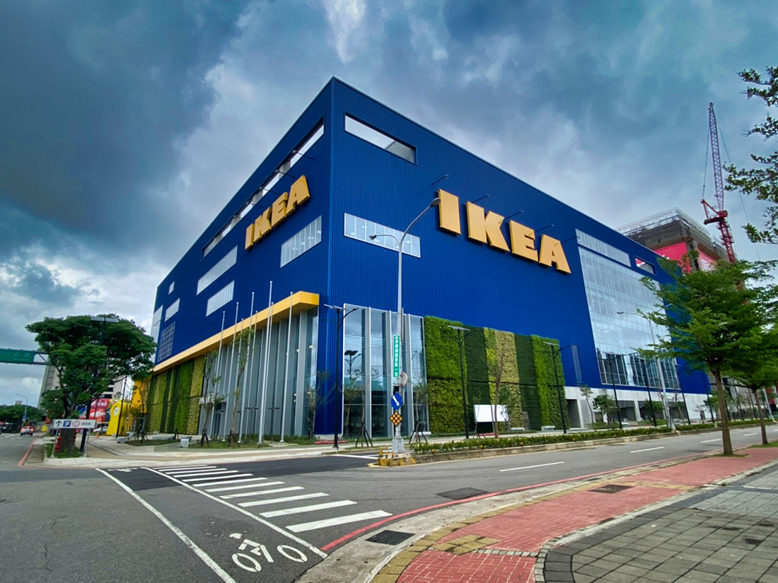 案名：桃園青埔IKEA，使用產品：屋頂外牆彩色鋼板，彩色鋼板的重點在於, 防鏽蝕以及, 鋼板褪色, 鋼板退色, 暨台中IKEA旗艦店後，本司再度配合IKEA展店，於青埔再完成一案，施作位置即是屋頂外牆彩色鋼板，另外彩色鋼板最常遇到的問題就是, 鋼板褪色, 鋼板退色, 以及鏽蝕等問題，屋頂外牆彩色鋼板是一個外觀上看不出差異，但價格上可以有很大差異的產品，材料進場前的相關檢核非常重要5