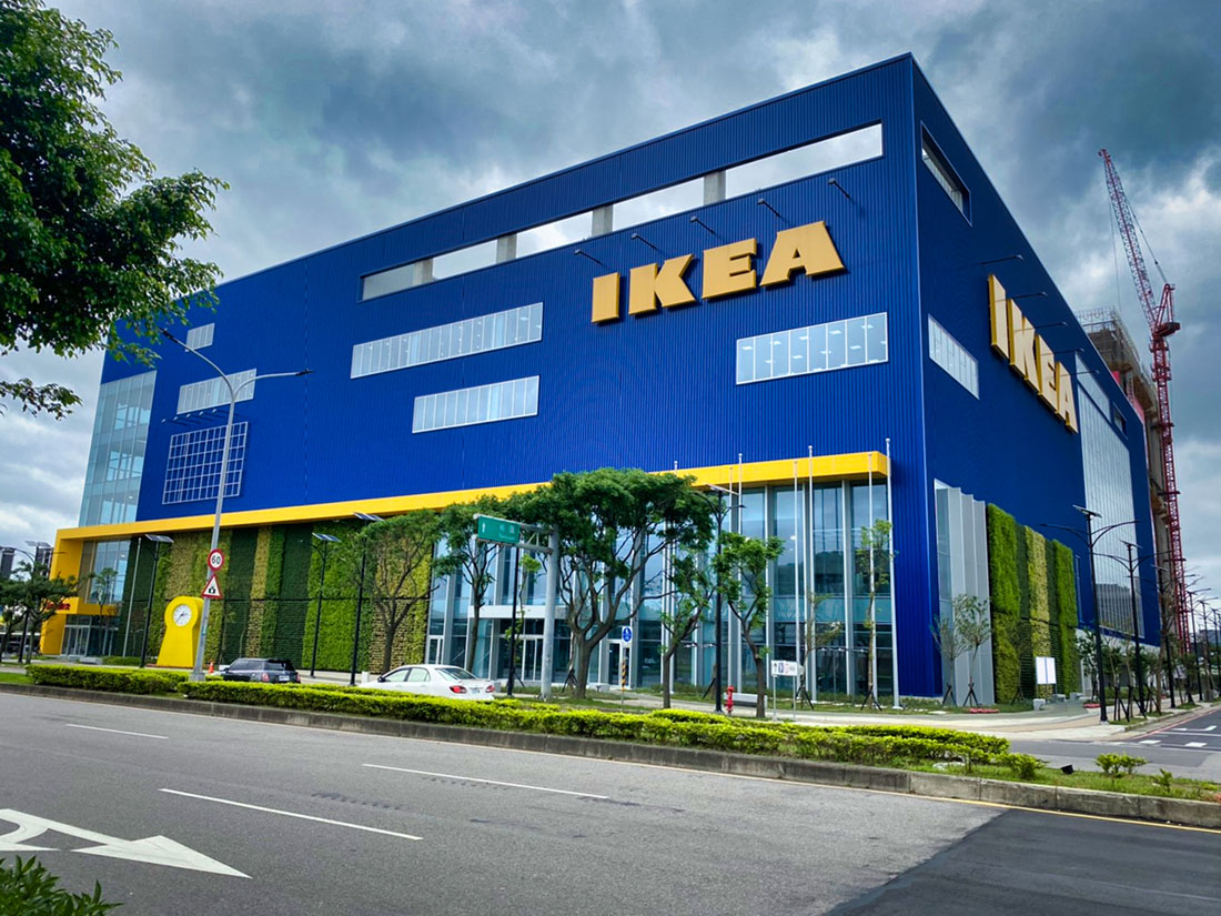 案名：桃園青埔IKEA，使用產品：屋頂外牆彩色鋼板，彩色鋼板的重點在於, 防鏽蝕以及, 鋼板褪色, 鋼板退色, 暨台中IKEA旗艦店後，本司再度配合IKEA展店，於青埔再完成一案，施作位置即是屋頂外牆彩色鋼板，另外彩色鋼板最常遇到的問題就是, 鋼板褪色, 鋼板退色, 以及鏽蝕等問題，屋頂外牆彩色鋼板是一個外觀上看不出差異，但價格上可以有很大差異的產品，材料進場前的相關檢核非常重要3