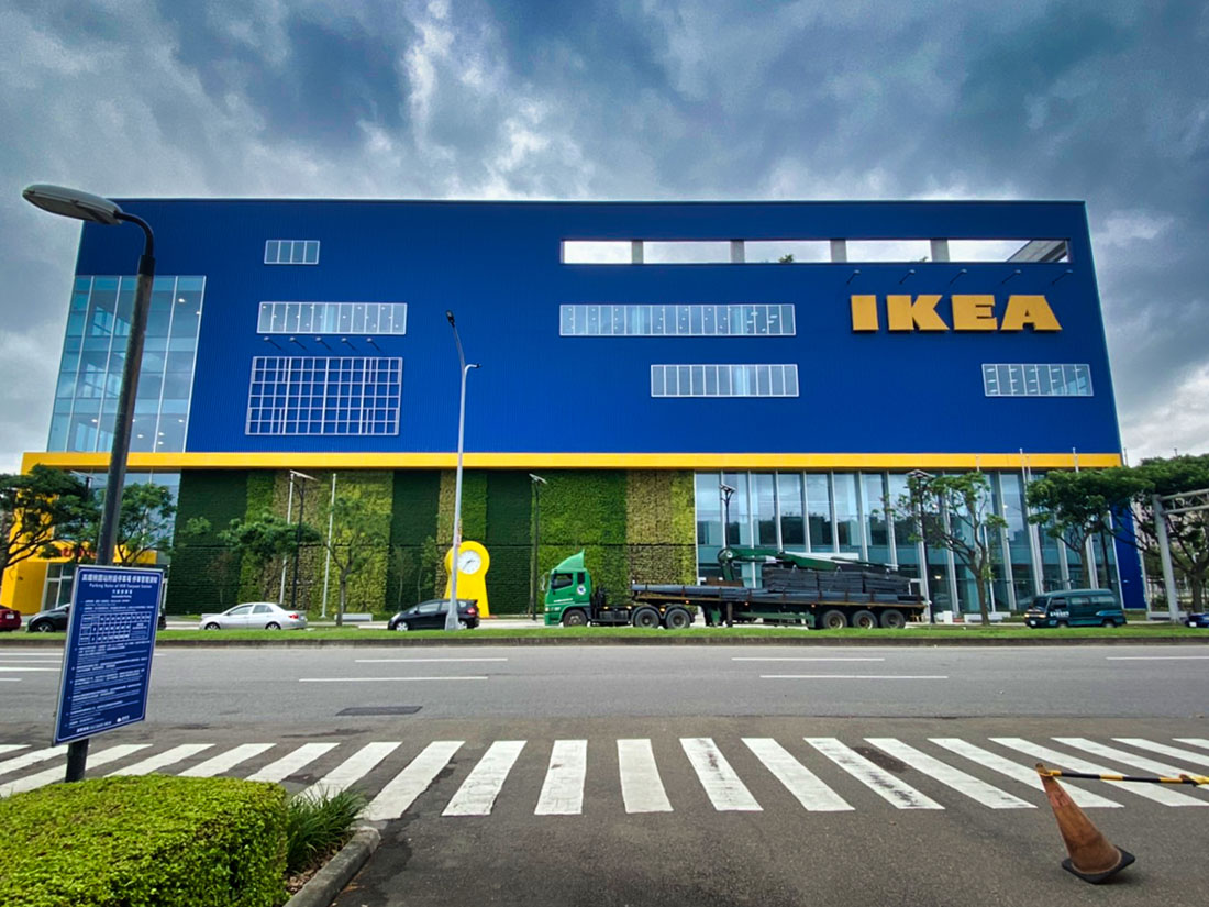 案名：桃園青埔IKEA，使用產品：屋頂外牆彩色鋼板，彩色鋼板的重點在於, 防鏽蝕以及, 鋼板褪色, 鋼板退色, 暨台中IKEA旗艦店後，本司再度配合IKEA展店，於青埔再完成一案，施作位置即是屋頂外牆彩色鋼板，另外彩色鋼板最常遇到的問題就是, 鋼板褪色, 鋼板退色, 以及鏽蝕等問題，屋頂外牆彩色鋼板是一個外觀上看不出差異，但價格上可以有很大差異的產品，材料進場前的相關檢核非常重要2